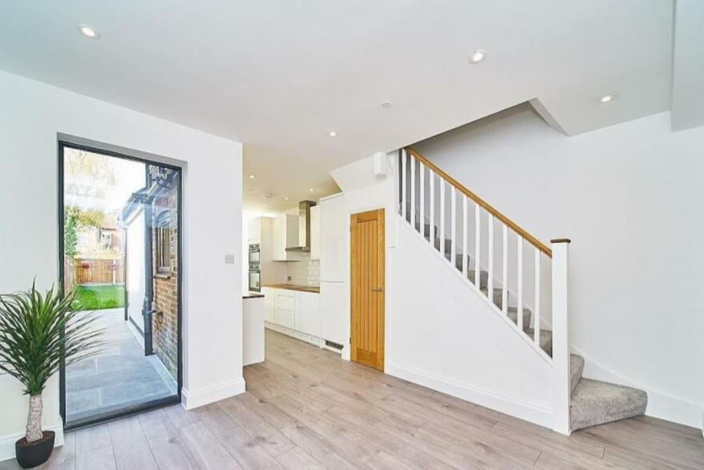 Spacious 4Br House, London, Sleeps 9, Parking Available Exterior photo
