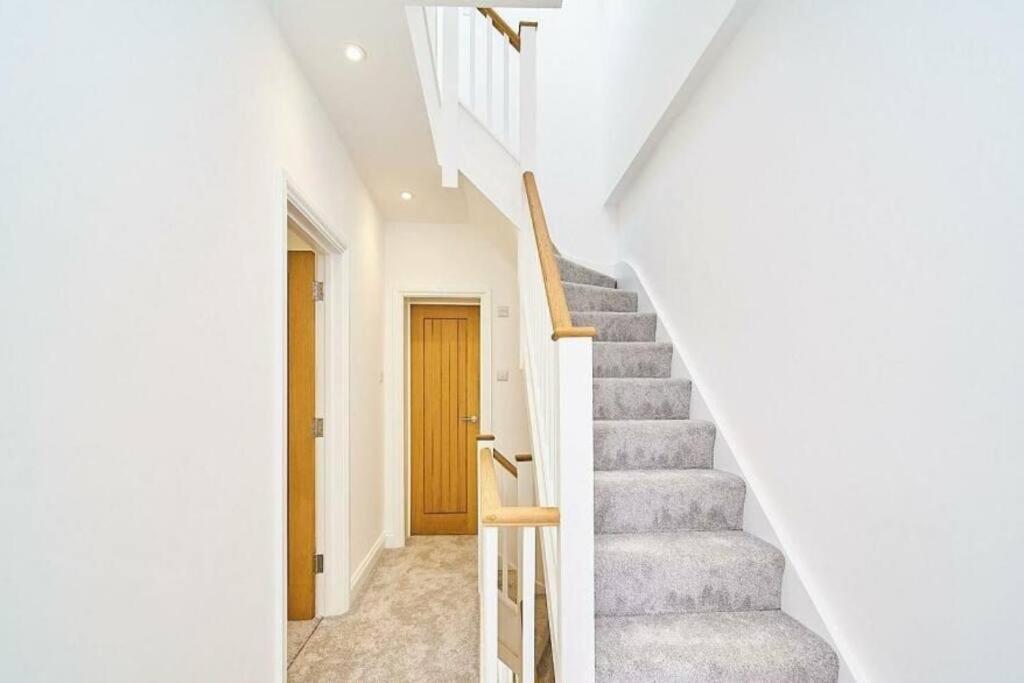 Spacious 4Br House, London, Sleeps 9, Parking Available Exterior photo