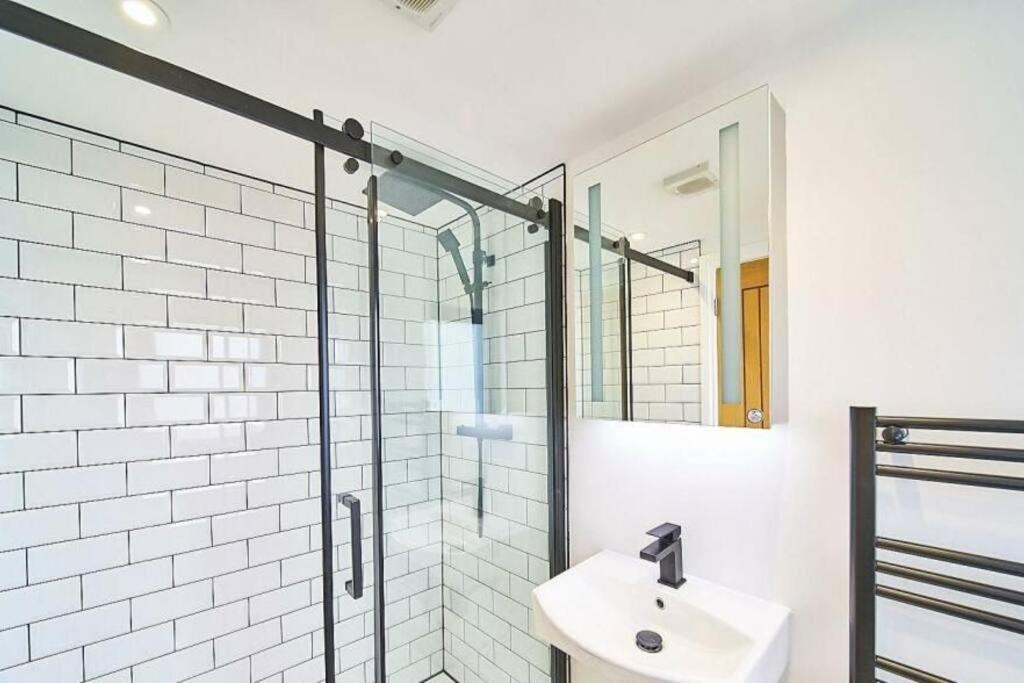 Spacious 4Br House, London, Sleeps 9, Parking Available Exterior photo