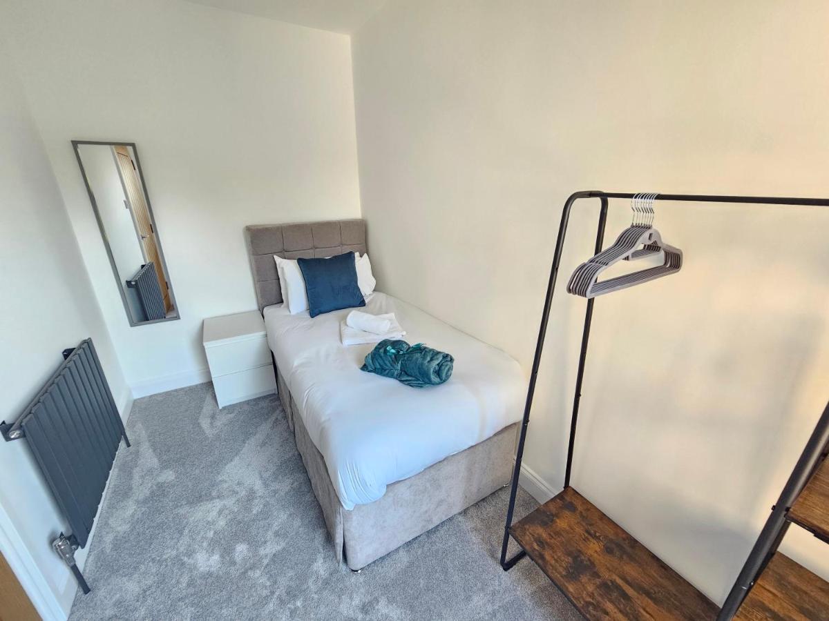 Spacious 4Br House, London, Sleeps 9, Parking Available Exterior photo