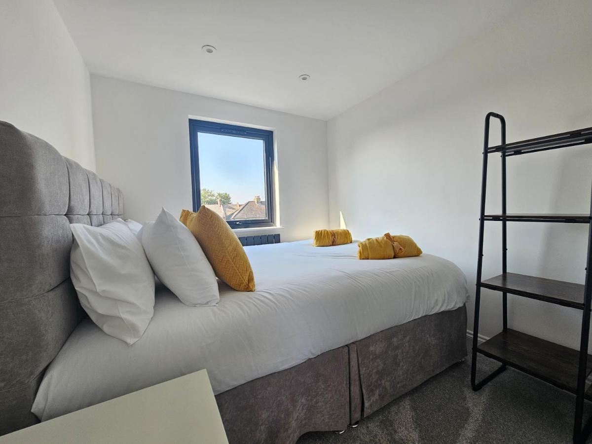 Spacious 4Br House, London, Sleeps 9, Parking Available Exterior photo