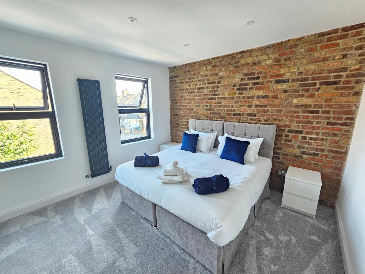 Spacious 4Br House, London, Sleeps 9, Parking Available Exterior photo